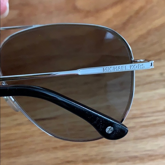 MICHAEL KORS aviator shapes sunglasses - Picture 3 of 3
